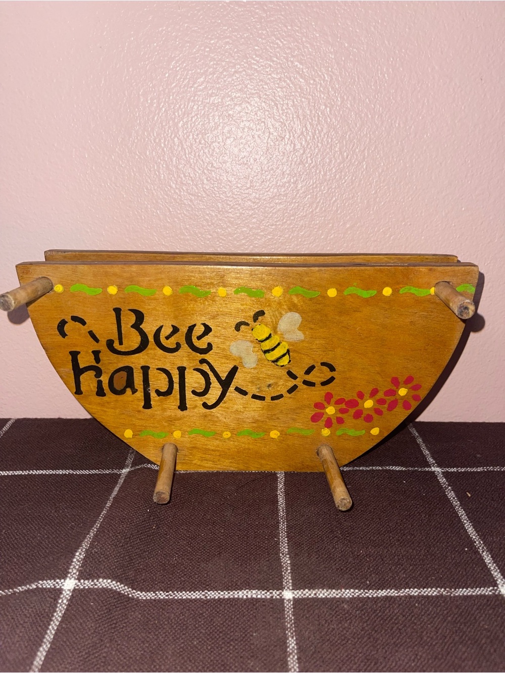 Vtg Wooden Country Bee Happy Kitchen Table Top Paper Plate Rack Holder